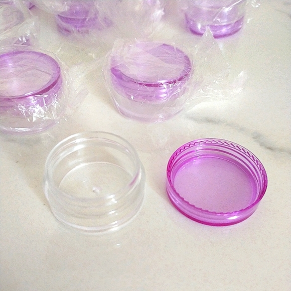 New Bundle of 20 pcs. Of Twist Top Sample Containers - Picture 2 of 3